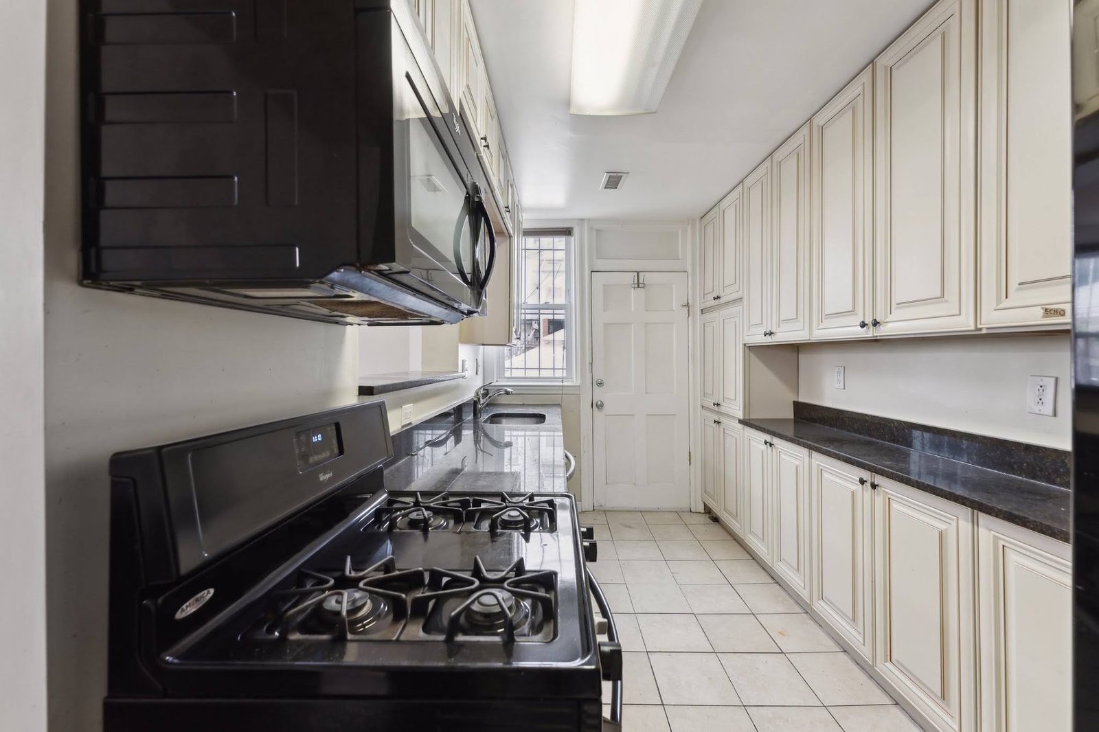 Big shared kitchen with tons of cabinet space