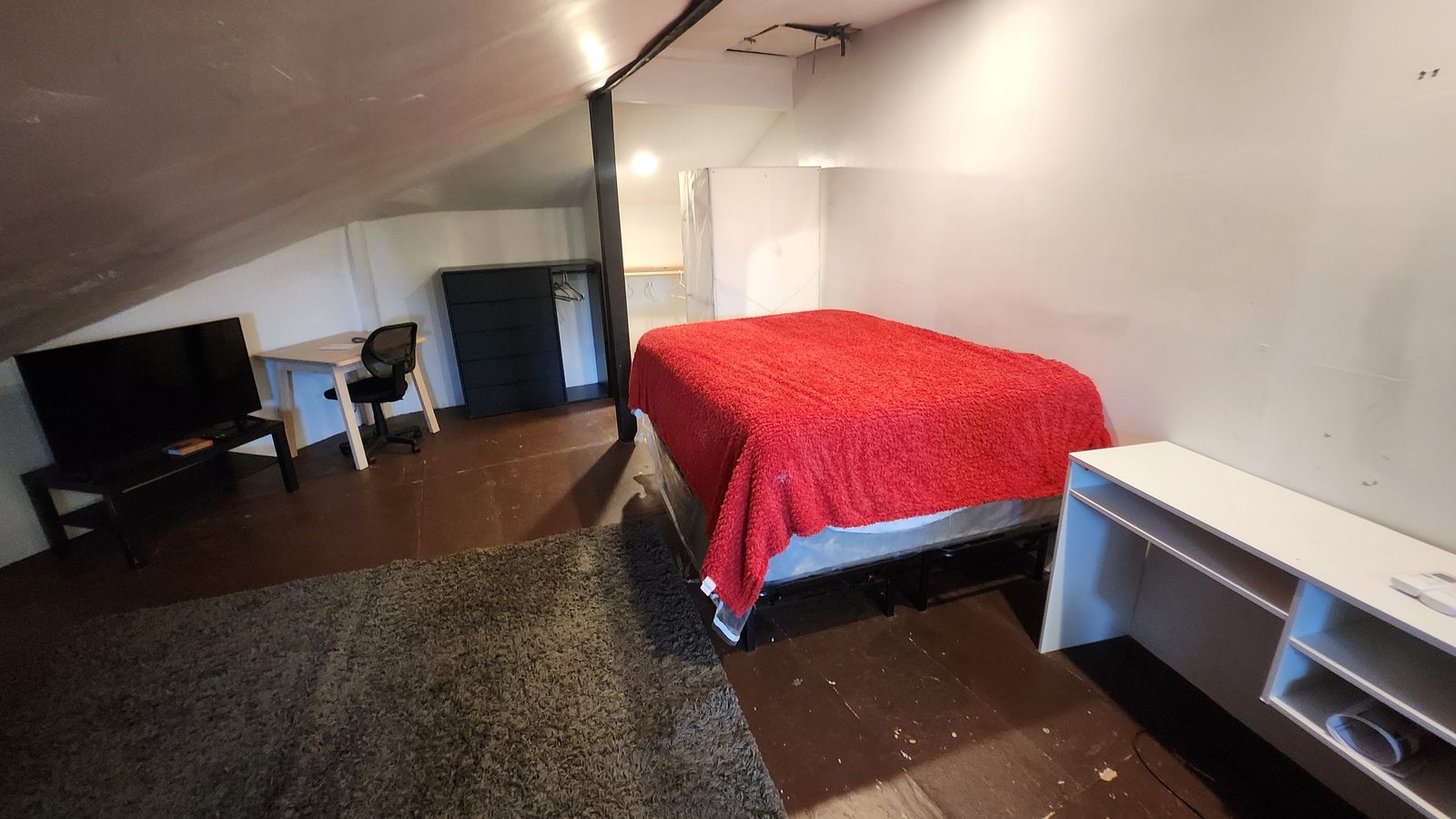 Washington Room furnished with full-size bed